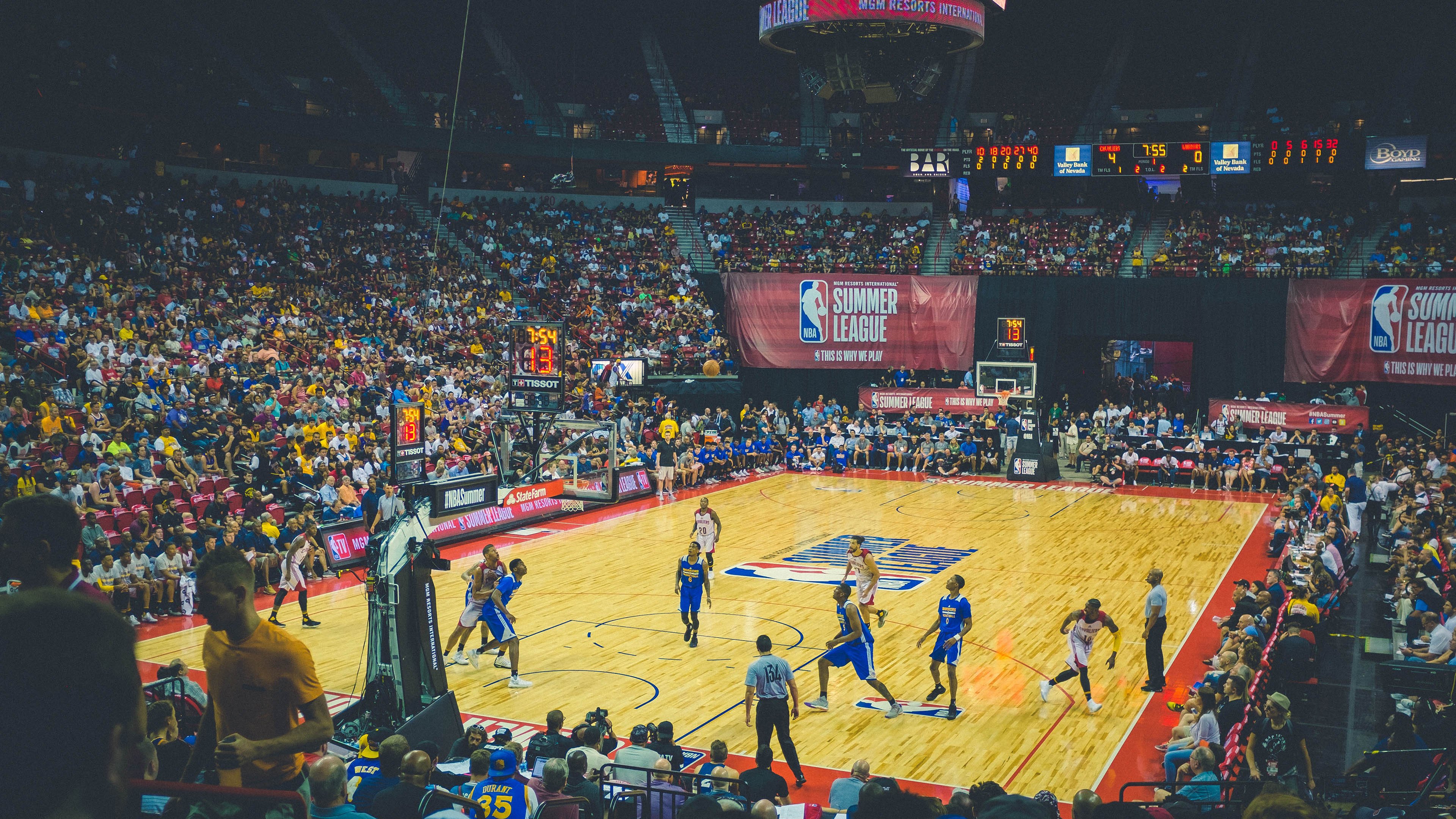 足球之夜双星闪耀，阿圭罗刷新历史纪录，法国队强势横扫喀麦隆